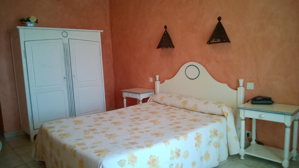 Hotel Les Cavalets Bauduen Room photo