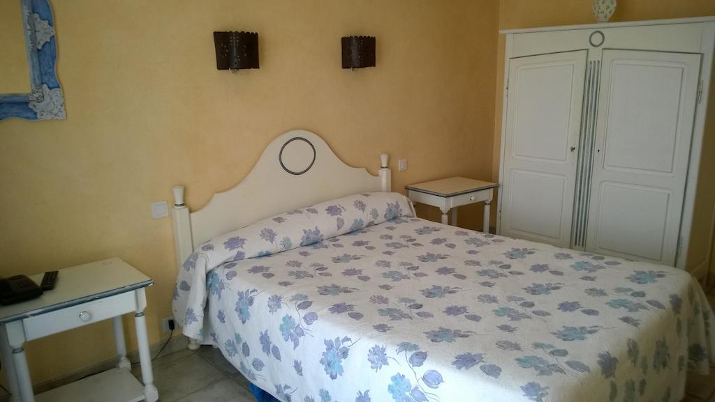 Hotel Les Cavalets Bauduen Room photo