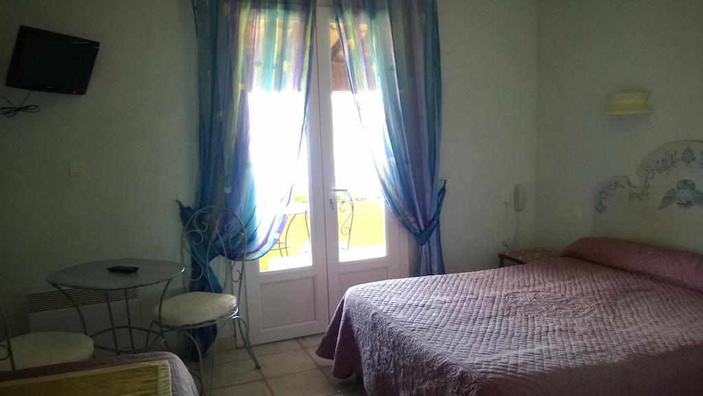 Hotel Les Cavalets Bauduen Room photo
